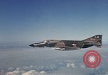 Standbild F-4E Phantom II Vietnam, 1970, aus Sekunde 59 historischem Filmmaterial Videoclip 65675043100