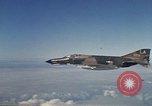 Standbild F-4E Phantom II Vietnam, 1970, aus Sekunde 60 historischem Filmmaterial Videoclip 65675043100