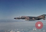 Standbild F-4E Phantom II Vietnam, 1970, aus Sekunde 61 historischem Filmmaterial Videoclip 65675043100
