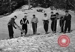 Standbild Ski Patrol Schule Berchtesgaden Deutschland, 1957, aus Sekunde 16 historischem Filmmaterial Videoclip 65675043161