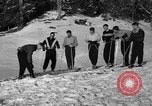 Standbild Ski Patrol Schule Berchtesgaden Deutschland, 1957, aus Sekunde 17 historischem Filmmaterial Videoclip 65675043161