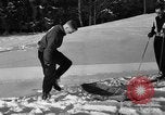 Standbild Ski Patrol Schule Berchtesgaden Deutschland, 1957, aus Sekunde 25 historischem Filmmaterial Videoclip 65675043161