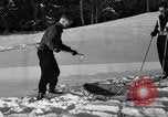 Standbild Ski Patrol Schule Berchtesgaden Deutschland, 1957, aus Sekunde 27 historischem Filmmaterial Videoclip 65675043161