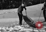 Standbild Ski Patrol Schule Berchtesgaden Deutschland, 1957, aus Sekunde 32 historischem Filmmaterial Videoclip 65675043161
