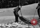 Standbild Ski Patrol Schule Berchtesgaden Deutschland, 1957, aus Sekunde 34 historischem Filmmaterial Videoclip 65675043161