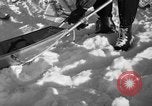 Standbild Ski Patrol Schule Berchtesgaden Deutschland, 1957, aus Sekunde 52 historischem Filmmaterial Videoclip 65675043161
