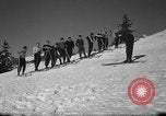 Immagine di Gli studenti ricevono istruzione a US Sci Scuola Patrol Berchtesgaden Germania, 1957, secondo 12 filmato di repertorio 65675043162