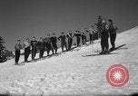 Immagine di Gli studenti ricevono istruzione a US Sci Scuola Patrol Berchtesgaden Germania, 1957, secondo 13 filmato di repertorio 65675043162