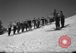 Immagine di Gli studenti ricevono istruzione a US Sci Scuola Patrol Berchtesgaden Germania, 1957, secondo 15 filmato di repertorio 65675043162