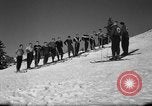 Immagine di Gli studenti ricevono istruzione a US Sci Scuola Patrol Berchtesgaden Germania, 1957, secondo 16 filmato di repertorio 65675043162