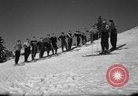 Immagine di Gli studenti ricevono istruzione a US Sci Scuola Patrol Berchtesgaden Germania, 1957, secondo 18 filmato di repertorio 65675043162