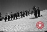 Immagine di Gli studenti ricevono istruzione a US Sci Scuola Patrol Berchtesgaden Germania, 1957, secondo 19 filmato di repertorio 65675043162