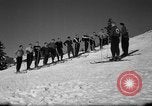 Immagine di Gli studenti ricevono istruzione a US Sci Scuola Patrol Berchtesgaden Germania, 1957, secondo 21 filmato di repertorio 65675043162