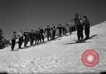Immagine di Gli studenti ricevono istruzione a US Sci Scuola Patrol Berchtesgaden Germania, 1957, secondo 26 filmato di repertorio 65675043162