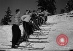Immagine di Gli studenti ricevono istruzione a US Sci Scuola Patrol Berchtesgaden Germania, 1957, secondo 31 filmato di repertorio 65675043162