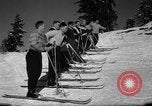Immagine di Gli studenti ricevono istruzione a US Sci Scuola Patrol Berchtesgaden Germania, 1957, secondo 32 filmato di repertorio 65675043162