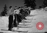 Immagine di Gli studenti ricevono istruzione a US Sci Scuola Patrol Berchtesgaden Germania, 1957, secondo 33 filmato di repertorio 65675043162