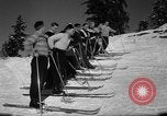 Immagine di Gli studenti ricevono istruzione a US Sci Scuola Patrol Berchtesgaden Germania, 1957, secondo 34 filmato di repertorio 65675043162