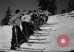 Immagine di Gli studenti ricevono istruzione a US Sci Scuola Patrol Berchtesgaden Germania, 1957, secondo 35 filmato di repertorio 65675043162