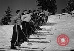 Immagine di Gli studenti ricevono istruzione a US Sci Scuola Patrol Berchtesgaden Germania, 1957, secondo 36 filmato di repertorio 65675043162