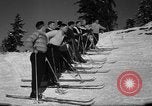 Immagine di Gli studenti ricevono istruzione a US Sci Scuola Patrol Berchtesgaden Germania, 1957, secondo 37 filmato di repertorio 65675043162