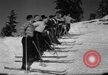 Immagine di Gli studenti ricevono istruzione a US Sci Scuola Patrol Berchtesgaden Germania, 1957, secondo 38 filmato di repertorio 65675043162