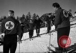 Immagine di Gli studenti ricevono istruzione a US Sci Scuola Patrol Berchtesgaden Germania, 1957, secondo 45 filmato di repertorio 65675043162