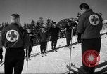 Immagine di Gli studenti ricevono istruzione a US Sci Scuola Patrol Berchtesgaden Germania, 1957, secondo 46 filmato di repertorio 65675043162