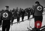 Immagine di Gli studenti ricevono istruzione a US Sci Scuola Patrol Berchtesgaden Germania, 1957, secondo 51 filmato di repertorio 65675043162