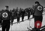 Immagine di Gli studenti ricevono istruzione a US Sci Scuola Patrol Berchtesgaden Germania, 1957, secondo 52 filmato di repertorio 65675043162
