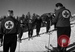 Immagine di Gli studenti ricevono istruzione a US Sci Scuola Patrol Berchtesgaden Germania, 1957, secondo 53 filmato di repertorio 65675043162