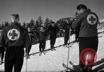 Immagine di Gli studenti ricevono istruzione a US Sci Scuola Patrol Berchtesgaden Germania, 1957, secondo 54 filmato di repertorio 65675043162