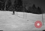 Standbild Studenten manövrieren Pole bei Ski Patrol Schule Berchtesgaden Deutschland, 1957, aus Sekunde 5 historischem Filmmaterial Videoclip 65675043163