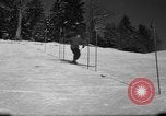 Standbild Studenten manövrieren Pole bei Ski Patrol Schule Berchtesgaden Deutschland, 1957, aus Sekunde 6 historischem Filmmaterial Videoclip 65675043163