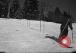 Standbild Studenten manövrieren Pole bei Ski Patrol Schule Berchtesgaden Deutschland, 1957, aus Sekunde 7 historischem Filmmaterial Videoclip 65675043163