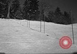 Standbild Studenten manövrieren Pole bei Ski Patrol Schule Berchtesgaden Deutschland, 1957, aus Sekunde 9 historischem Filmmaterial Videoclip 65675043163