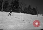 Standbild Studenten manövrieren Pole bei Ski Patrol Schule Berchtesgaden Deutschland, 1957, aus Sekunde 10 historischem Filmmaterial Videoclip 65675043163