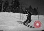 Standbild Studenten manövrieren Pole bei Ski Patrol Schule Berchtesgaden Deutschland, 1957, aus Sekunde 12 historischem Filmmaterial Videoclip 65675043163