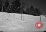 Standbild Studenten manövrieren Pole bei Ski Patrol Schule Berchtesgaden Deutschland, 1957, aus Sekunde 13 historischem Filmmaterial Videoclip 65675043163