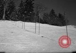 Standbild Studenten manövrieren Pole bei Ski Patrol Schule Berchtesgaden Deutschland, 1957, aus Sekunde 14 historischem Filmmaterial Videoclip 65675043163