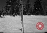 Standbild Studenten manövrieren Pole bei Ski Patrol Schule Berchtesgaden Deutschland, 1957, aus Sekunde 15 historischem Filmmaterial Videoclip 65675043163