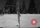 Standbild Studenten manövrieren Pole bei Ski Patrol Schule Berchtesgaden Deutschland, 1957, aus Sekunde 16 historischem Filmmaterial Videoclip 65675043163