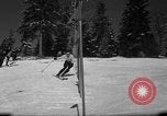 Standbild Studenten manövrieren Pole bei Ski Patrol Schule Berchtesgaden Deutschland, 1957, aus Sekunde 17 historischem Filmmaterial Videoclip 65675043163