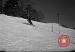 Standbild Studenten manövrieren Pole bei Ski Patrol Schule Berchtesgaden Deutschland, 1957, aus Sekunde 21 historischem Filmmaterial Videoclip 65675043163