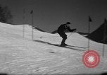 Standbild Studenten manövrieren Pole bei Ski Patrol Schule Berchtesgaden Deutschland, 1957, aus Sekunde 22 historischem Filmmaterial Videoclip 65675043163