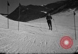 Standbild Studenten manövrieren Pole bei Ski Patrol Schule Berchtesgaden Deutschland, 1957, aus Sekunde 24 historischem Filmmaterial Videoclip 65675043163
