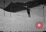 Standbild Studenten manövrieren Pole bei Ski Patrol Schule Berchtesgaden Deutschland, 1957, aus Sekunde 25 historischem Filmmaterial Videoclip 65675043163