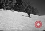 Standbild Studenten manövrieren Pole bei Ski Patrol Schule Berchtesgaden Deutschland, 1957, aus Sekunde 26 historischem Filmmaterial Videoclip 65675043163
