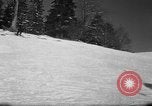 Standbild Studenten manövrieren Pole bei Ski Patrol Schule Berchtesgaden Deutschland, 1957, aus Sekunde 27 historischem Filmmaterial Videoclip 65675043163