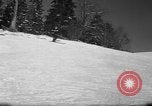 Standbild Studenten manövrieren Pole bei Ski Patrol Schule Berchtesgaden Deutschland, 1957, aus Sekunde 28 historischem Filmmaterial Videoclip 65675043163